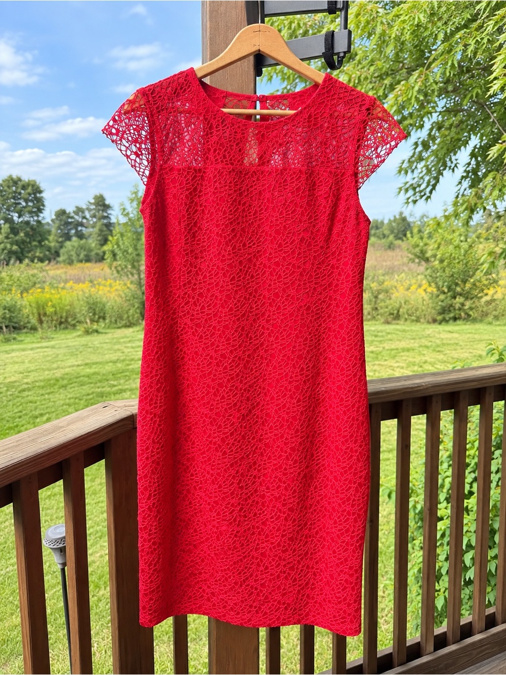 Elegant Red Lace Midi Dress with Cap Sleeves size M